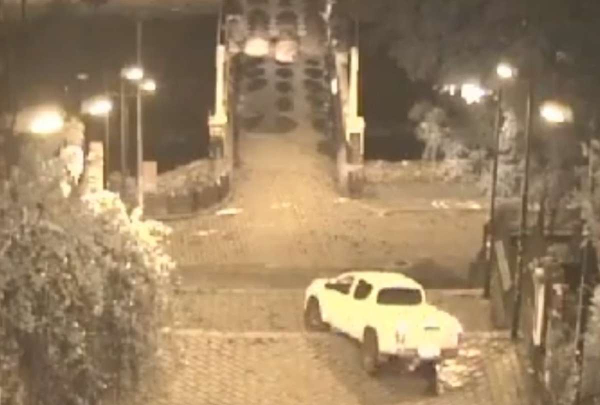 La Empresa Pública de Movilidad de Cuenca procedió con la detención del conductor de la camioneta que descendió por las escalinatas.