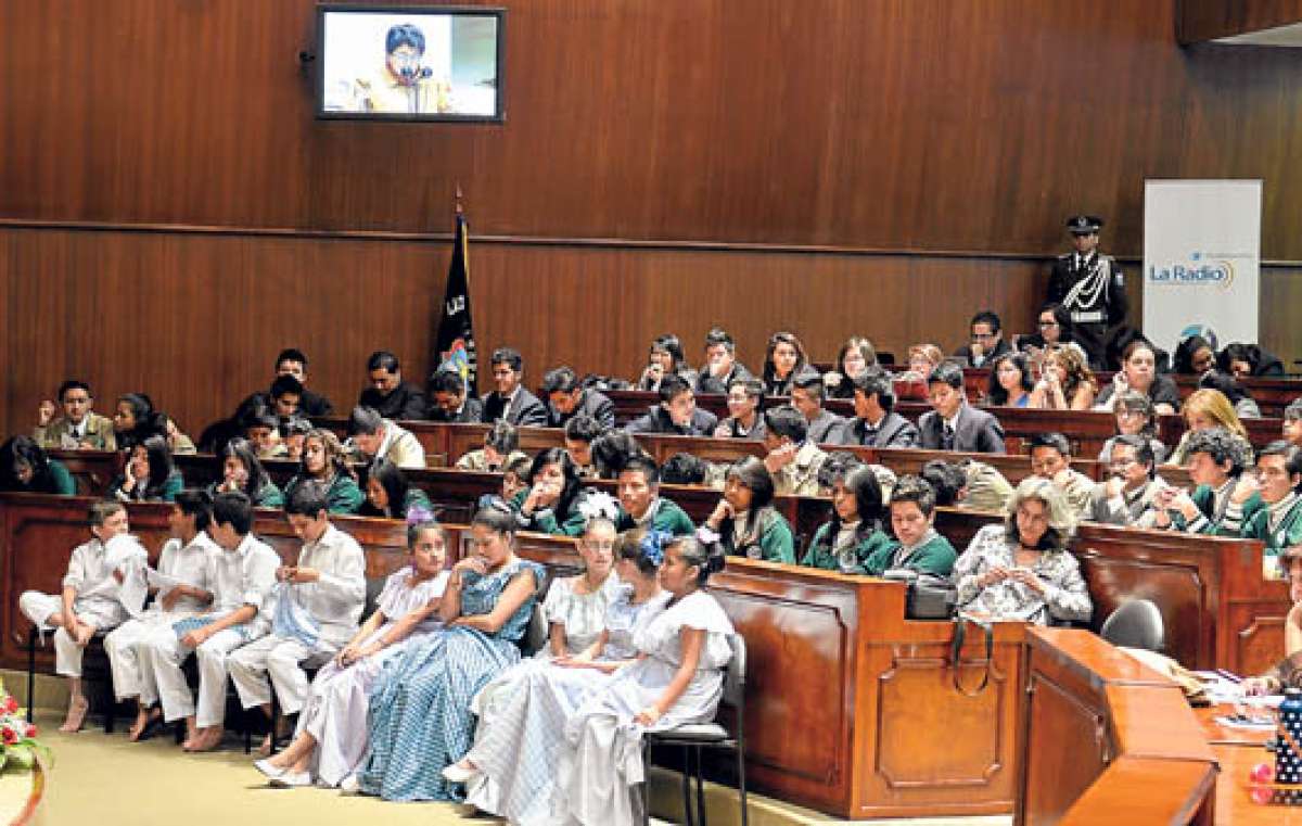 Los estudiantes de varios colegios de Quito participaron ayer en el evento en la Asamblea. Foto: &Aacute;lvaro P&eacute;rez |  El Tel&eacute;grafo