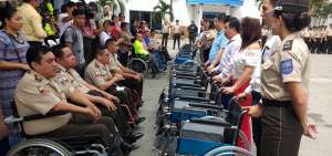 Entrega de las sillas de ruedas a servidores policiales con discapacidad.