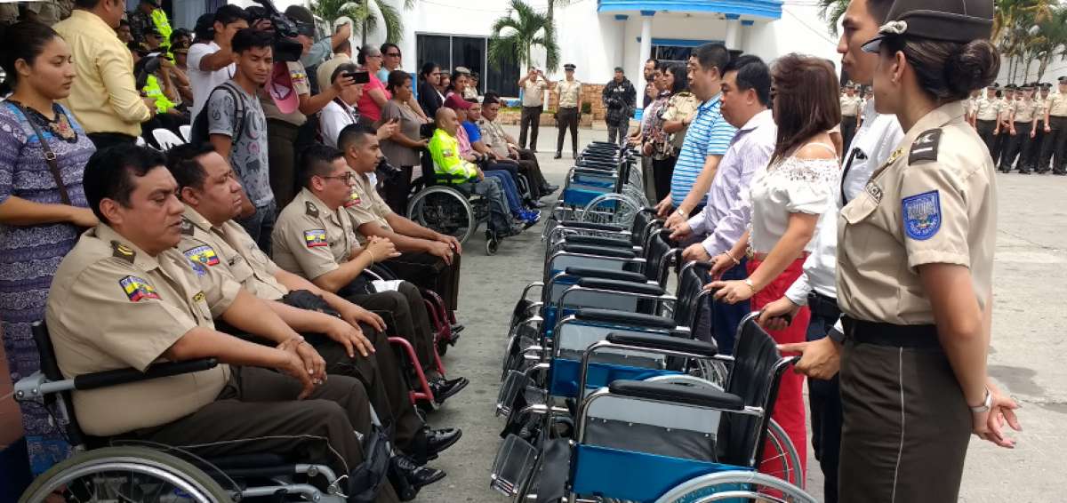 Entrega de las sillas de ruedas a servidores policiales con discapacidad.