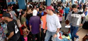 Migrantes venezolanos en el Centro Binacional de Atenci&oacute;n Fronteriza de  Huaquillas, en la frontera con Per&uacute;, previo al pedido de visa humanitaria.