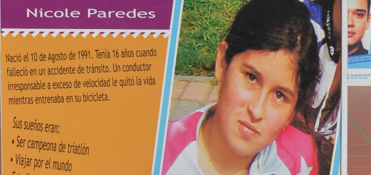 En la Agencia Nacional de Tr&aacute;nsito (ANT) se encuentra un afiche de  la ciclista Nicole Paredes, donde sus padres van con frecuencia.