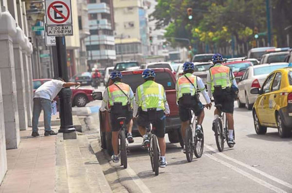 Vigilantes hacen rondas en el centro y sancionan a conductores que est&aacute;n mal parqueados. Foto: Miguel Castro.