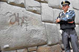 Dos hombres fueron detenidos in fraganti por pintar la pared de una casona patrimonial. Foto: Internet