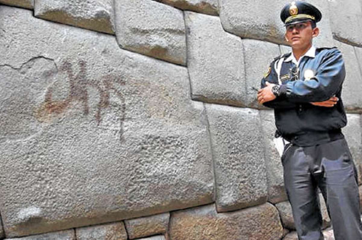 Dos hombres fueron detenidos in fraganti por pintar la pared de una casona patrimonial. Foto: Internet