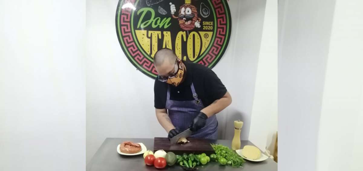 Pa&uacute;l Vanegas usa su experiencia para preparar los tacos al estilo mexicano que luego ser&aacute;n distribuidos en varios sitios de Cuenca a bordo de motos.