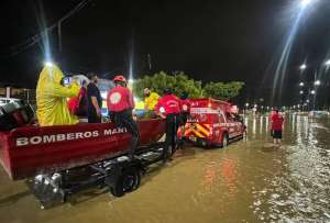 Las vías de Chone están inundadas producto de las lluvias. 