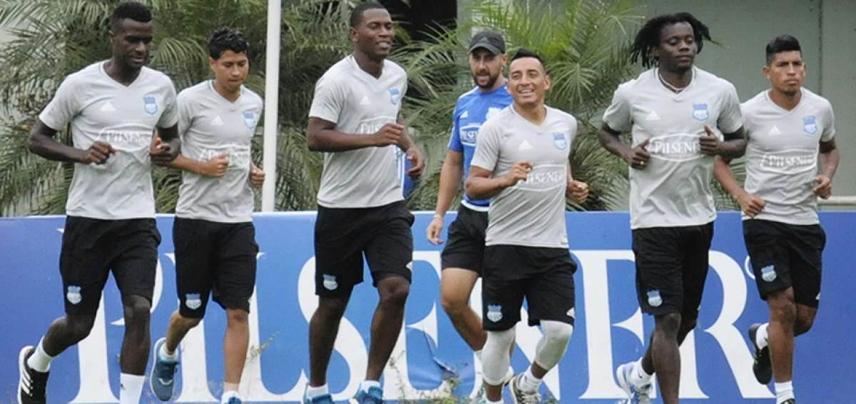 El lateral derecho Juan Carlos Paredes (segundo desde la der.) fue el &uacute;ltimo fichaje de Emelec para la segunda etapa y hoy jugar&aacute; su primer partido con los azules.