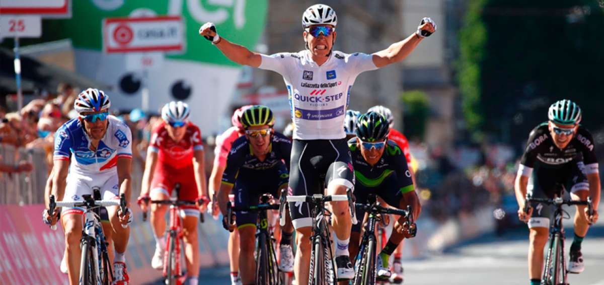 El ciclista de Luxemburo, Bob Jungels, levanta las manos en se&ntilde;al de victoria, tras cruzar la meta en la etapa 15 del Giro de Italia; atr&aacute;s lo escolta Nairo Quintana.