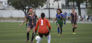 La zaga de &Ntilde;a&ntilde;as trata de despejar la pelota ante un ataque de 7 de Febrero. Las semifinales se cumplieron en el colegio Vicente Rocafuerte.