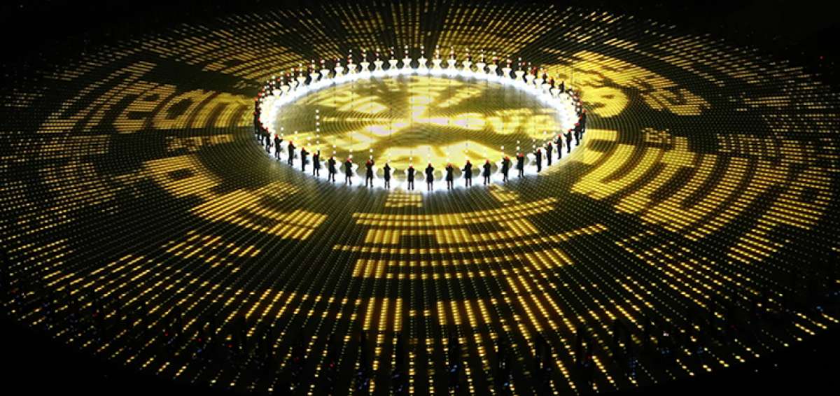 Un grupo de artistas ejecuta una colorida coreograf&iacute;a durante la ceremonia de inauguraci&oacute;n de los Juegos Ol&iacute;mpicos Pyeongchang 2018 que se realiz&oacute; ayer en el Estadio Ol&iacute;mpico de dicho condado surcoreano.