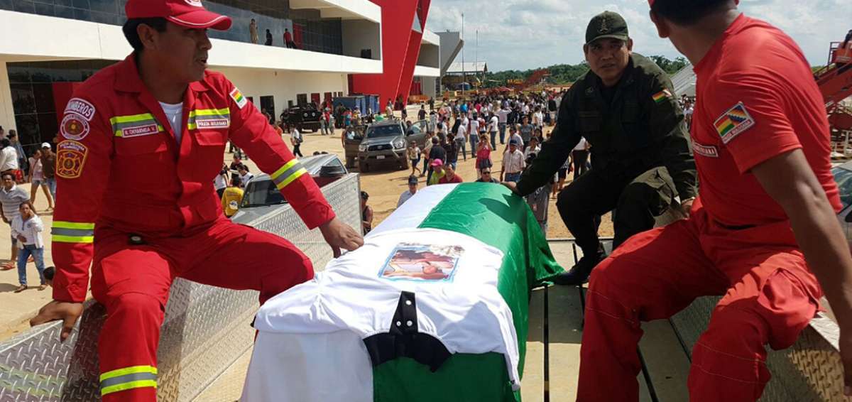 Llegan a Bolivia cuerpos de cinco tripulantes del avi&oacute;n del Chapecoense