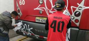 Sorprenden a 2 j&oacute;venes grafiteando buses en Quito y les obligan a limpiar