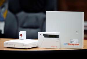 10 botones de p&aacute;nico se entregar&aacute;n en barrios organizados. Este instrumento activa alertas al ser aplastados, por lo que la respuesta de los cuerpos de emergencia es en menor tiempo. FOTO: Andr&eacute;s Darquea / El Tel&eacute;grafo