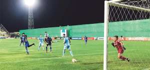 Roberto &lsquo;La Tuca&rsquo; Ord&oacute;&ntilde;ez anot&oacute; el gol del empate para el Delf&iacute;n. Celebr&oacute; ese tanto que anim&oacute; a los cerca de 5.000 hinchas que se dieron cita al cotejo.  