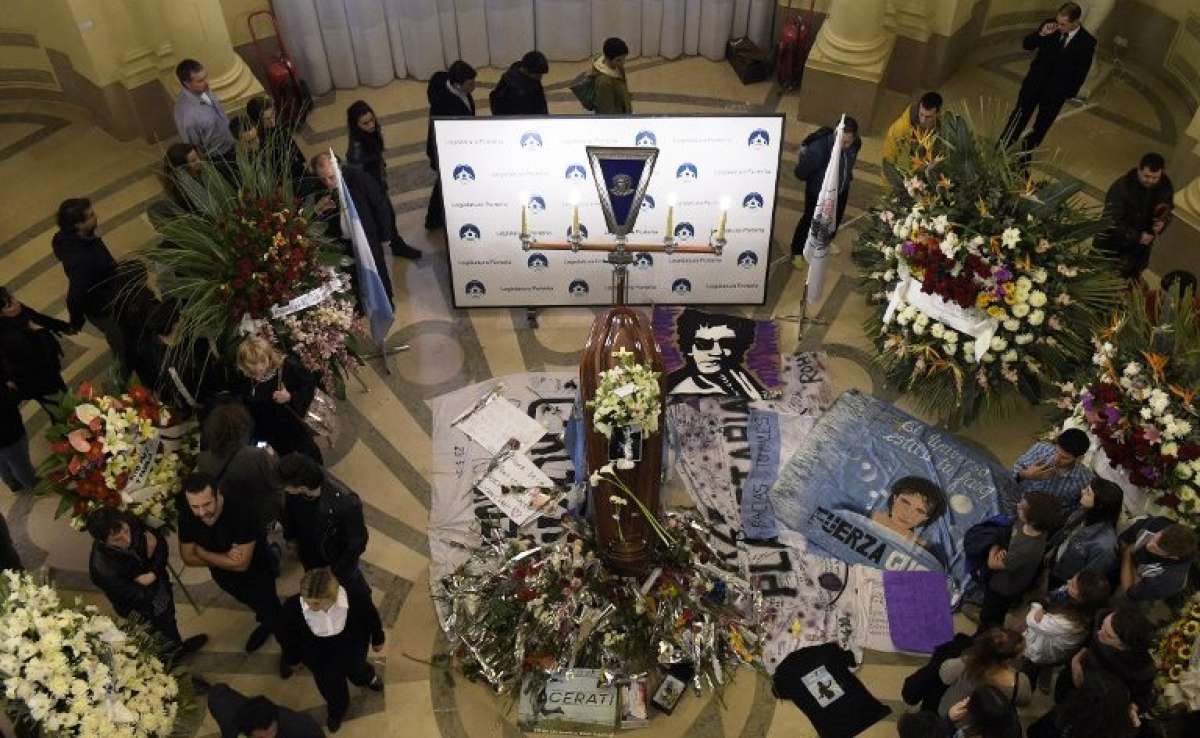 Familiares, amigos y fan&aacute;ticos de Gustavo Cerati asisten al velorio del m&uacute;sico argentino. Foto: AFP