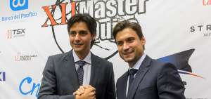 &rarr;El tenista espa&ntilde;ol David Ferrer (d) junto a Nicol&aacute;s Lapentti en el acto de presentaci&oacute;n del encuentro de exhibici&oacute;n que se disputar&aacute; este mediod&iacute;a.