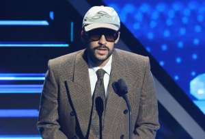 El artista puertorriqueño Bad Bunny fue reconocido como Artista Latino del Siglo XXI en una gala llena de homenajes, emociones y momentos inolvidables. Peso Pluma y Karol G también brillaron en la noche.