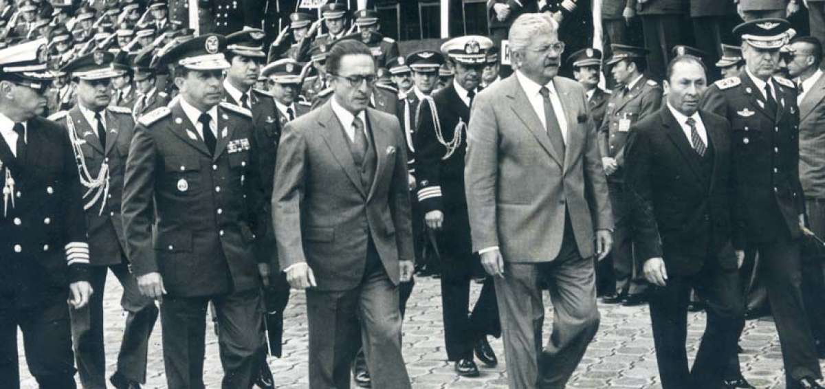 FEBRES-CORDERO, Blasco Pe&ntilde;arrera (i) y Medardo Salazar, ministro de Defensa, en una ceremonia antes del &lsquo;Taurazo&rsquo;.