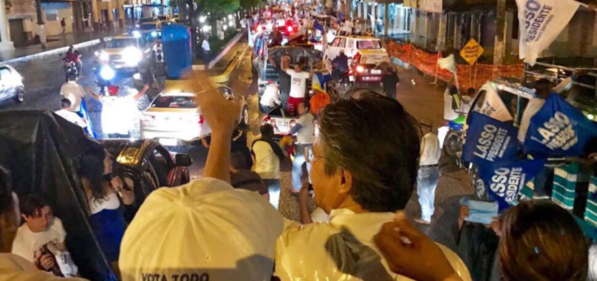 Guillermo Lasso recorri&oacute;, la noche del s&aacute;bado, las calles de Babahoyo antes de llegar a la concentraci&oacute;n que estaba preparada en esa ciudad.