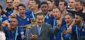 El fallecido presidente del Leicester, Vichai Srivaddhanaprabha (c), en los festejos por el campeonato de la Premier League, en la temporada 2016.