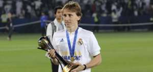 Luka Modric posa con el trofeo del Mundial de Clubes, luego de ganar la final ante el Al Ain el pasado s&aacute;bado.