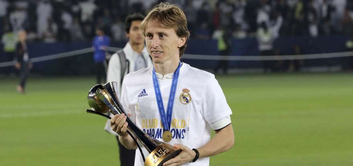 Luka Modric posa con el trofeo del Mundial de Clubes, luego de ganar la final ante el Al Ain el pasado s&aacute;bado.