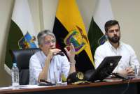 El presidente Guillermo Lasso (izq.) junto a Pablo Arosemena, ministro de Economía, en una reunión con alcaldes de Esmeraldas.