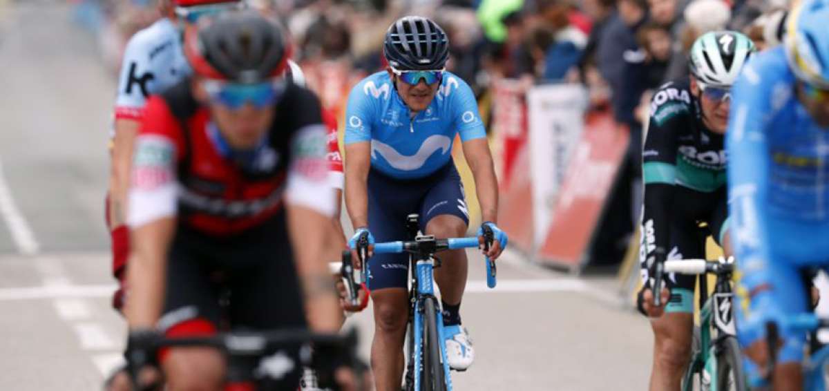 El ciclista ecuatoriano R&iacute;chard Carapaz (celeste) lleg&oacute; al Giro de Italia tras ganar la Vuelta a Asturias con su equipo Movistar Team.