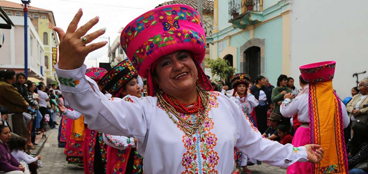 El festival musical de Cotacachi abri&oacute; con un preg&oacute;n multicolor, que incluy&oacute; el desfile de la Alegr&iacute;a de Vivir Bien.