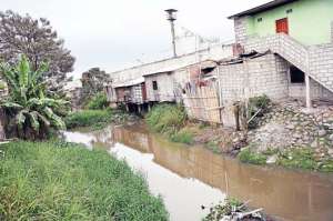 Cada invierno este canal se desborda e inunda el sector. En verano por aqu&iacute; corren aguas servidas que afectan especialmente a los ni&ntilde;os.