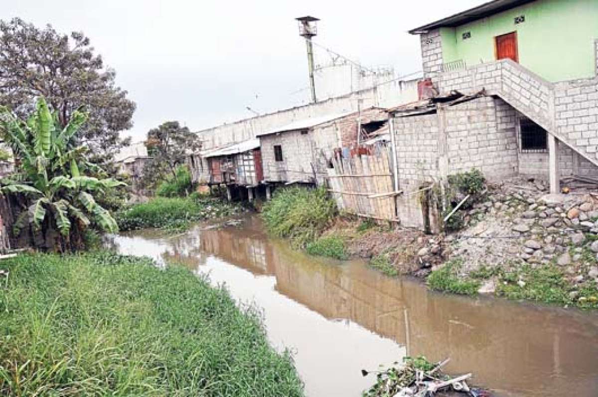 Cada invierno este canal se desborda e inunda el sector. En verano por aqu&iacute; corren aguas servidas que afectan especialmente a los ni&ntilde;os.