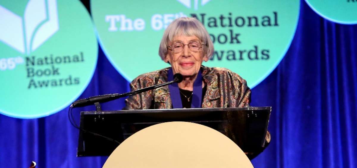 Le Guin durante una intervenci&oacute;n en el Premio Nacional del Libro en Nueva York en 2014