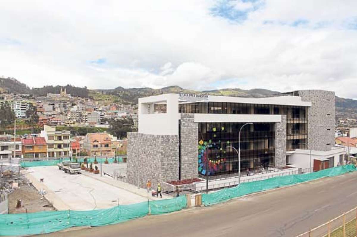 El edificio del Viceministerio de Movilidad est&aacute; ubicado en el sector La Playa en Azogues.