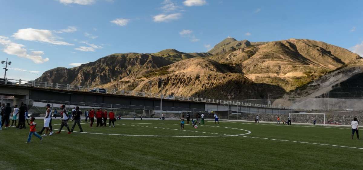 El viejo puente del r&iacute;o Chota enmarca el estadio de El Juncal, cuya construcci&oacute;n demand&oacute; la inversi&oacute;n de $ 1&rsquo;100.000. Los lugare&ntilde;os exteriorizaron su satisfacci&oacute;n por contar con una cancha de primer orden. 