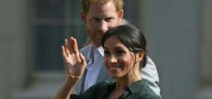 El pr&iacute;ncipe Enrique de Inglaterra y su esposa, Meghan, duquesa de Sussex, en Brighton, sur de Inglaterra, en su primera visita oficial conjunta tras su boda.