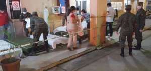 Personal militar colabor&oacute; para acondicionar los hospitales a la espera de los pacientes, que colapsaron un nosocomio en Santa Rosa. 