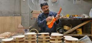 Wilson Labre es un ebanista dedicado a la fabricaci&oacute;n artesanal de guitarras de juguete en el barrio Centro.