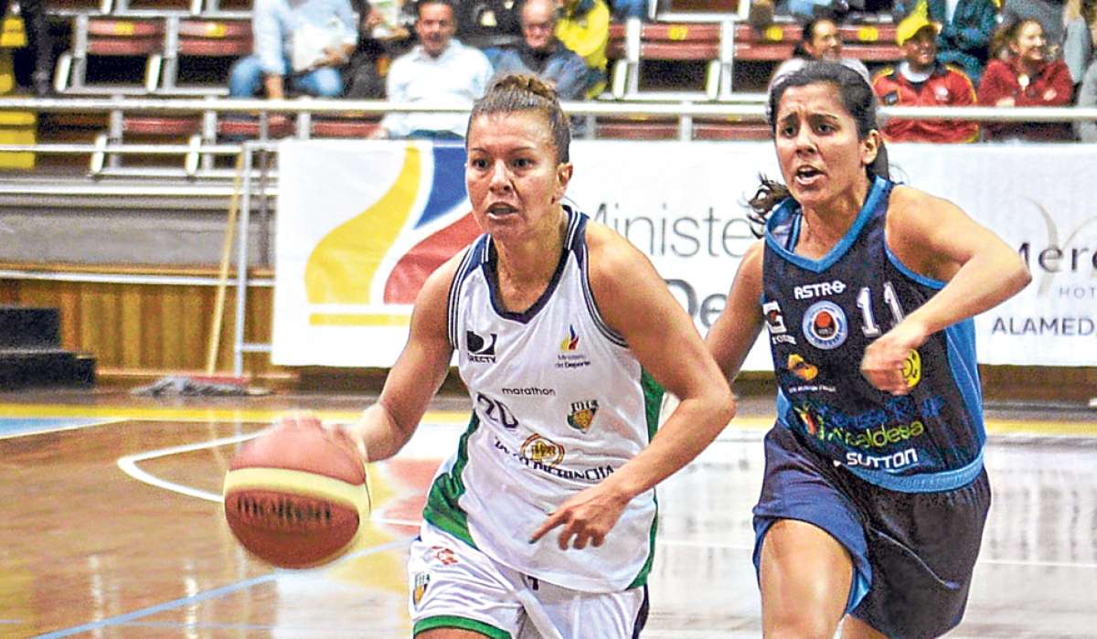 Leyda Mac&iacute;as, armadora de UTE, es marcada por Camila Viscaino de Uruguay. Las equinocciales aspiran a tener coliseo lleno esta noche frente a Santa Mar&iacute;a. Foto: &Aacute;lvaro P&eacute;rez / El Tel&eacute;grafo