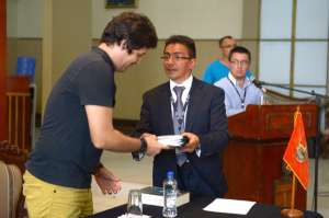Santiago Rold&oacute;s (i) recibi&oacute; los documentos en nombre de la familia. El evento se realiz&oacute; en la Segunda Divisi&oacute;n del Ej&eacute;rcito &lsquo;Libertad&rsquo;, en Guayaquil. Foto: Jos&eacute; Mor&aacute;n