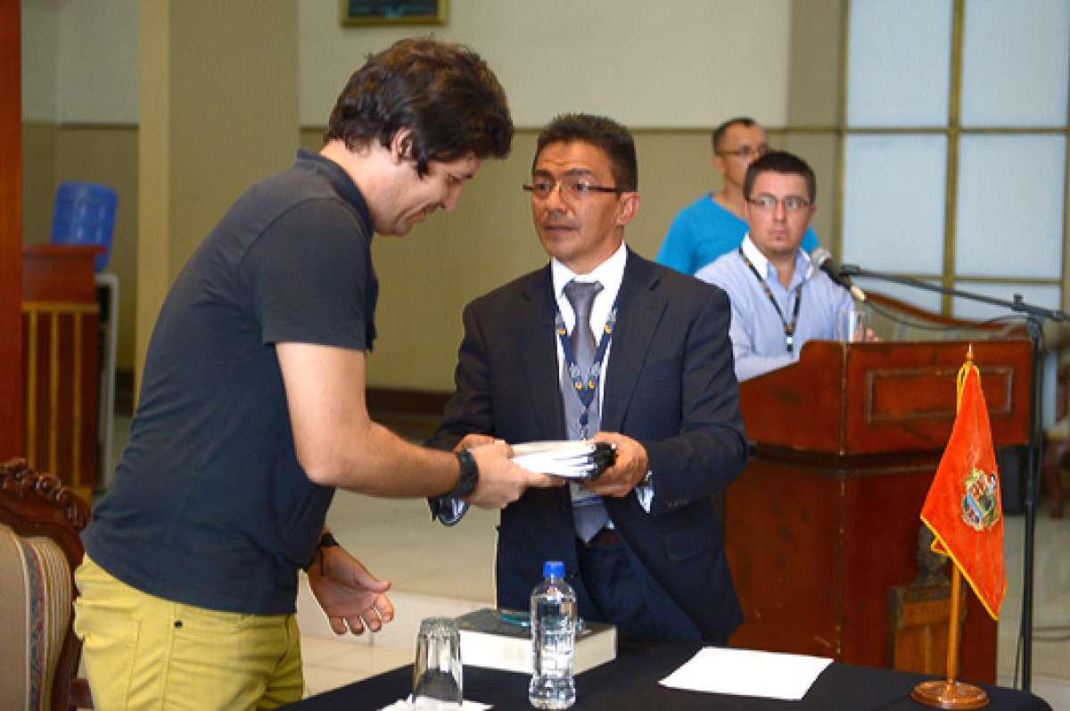Santiago Rold&oacute;s (i) recibi&oacute; los documentos en nombre de la familia. El evento se realiz&oacute; en la Segunda Divisi&oacute;n del Ej&eacute;rcito &lsquo;Libertad&rsquo;, en Guayaquil. Foto: Jos&eacute; Mor&aacute;n