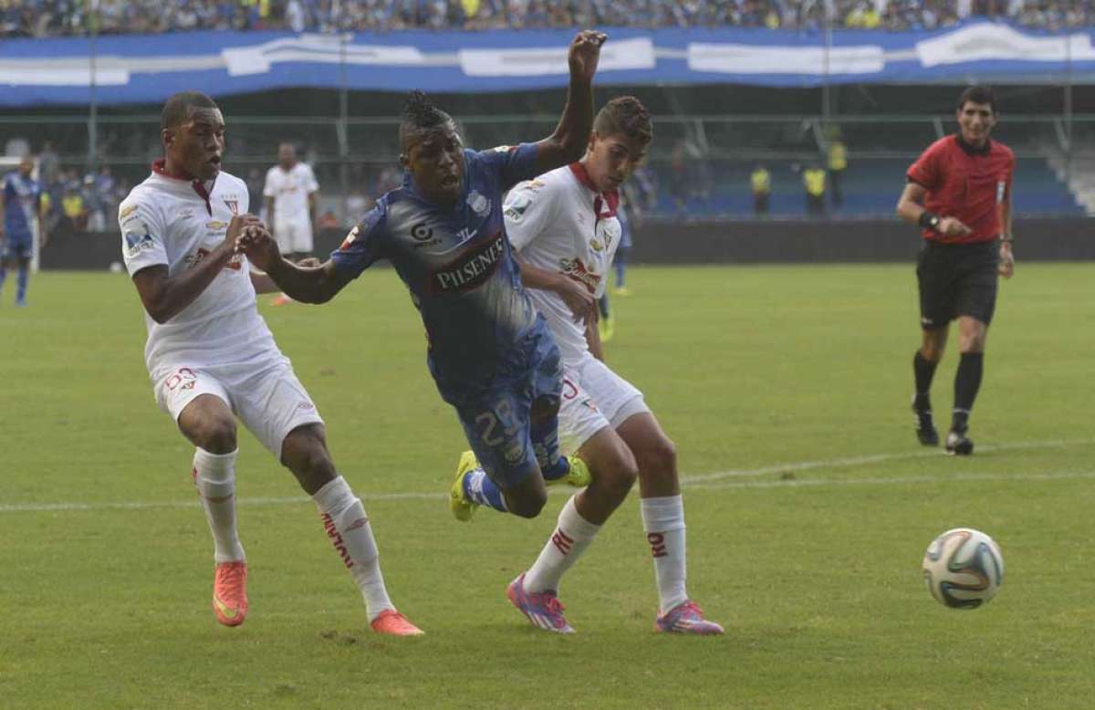 Miller Bola&ntilde;os disputa el bal&oacute;n con Jos&eacute; Cevallos y Luis Canga de Liga. Foto: Lylibeth Coloma / El Tel&eacute;grafo