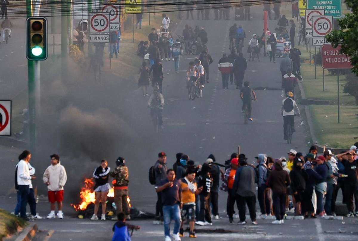 Manifestantes bloquean vía de ingreso a Otavalo, en protesta por el retiro del subsidio. 