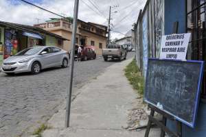 Con carteles los moradores de Gu&aacute;pulo realizan su protesta Foto: Miguel Jim&eacute;nez / EL TEL&Eacute;GRAFO 