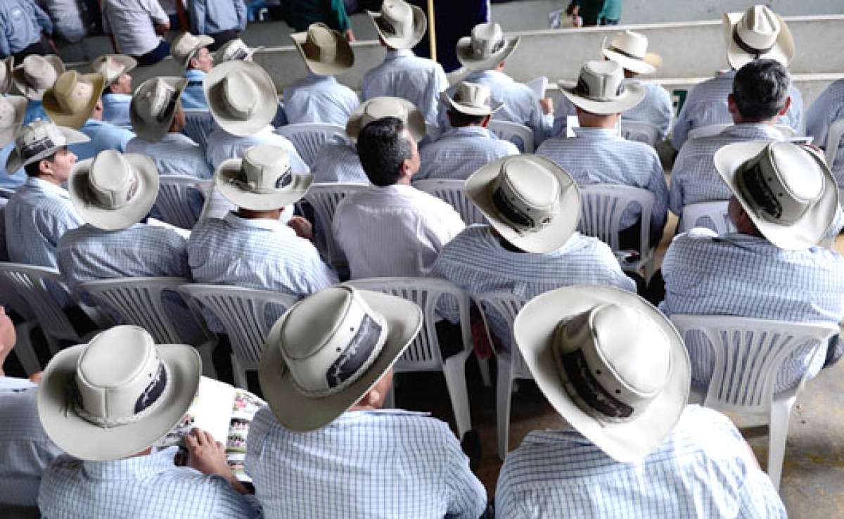 Los dirigentes se reunieron ayer con el gobernador de Guayas, Rolando Panchana. Foto: William Orellana