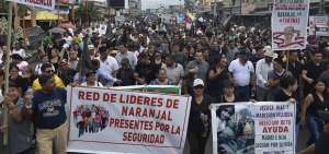 Familias y organizaciones sociales acudieron a la marcha en contra de la violencia que agobia al cant&oacute;n. Los manifestantes se tomaron la carretera.