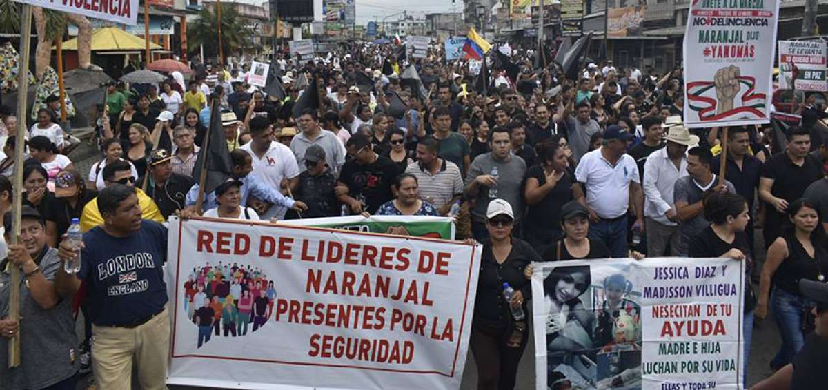 Familias y organizaciones sociales acudieron a la marcha en contra de la violencia que agobia al cant&oacute;n. Los manifestantes se tomaron la carretera.