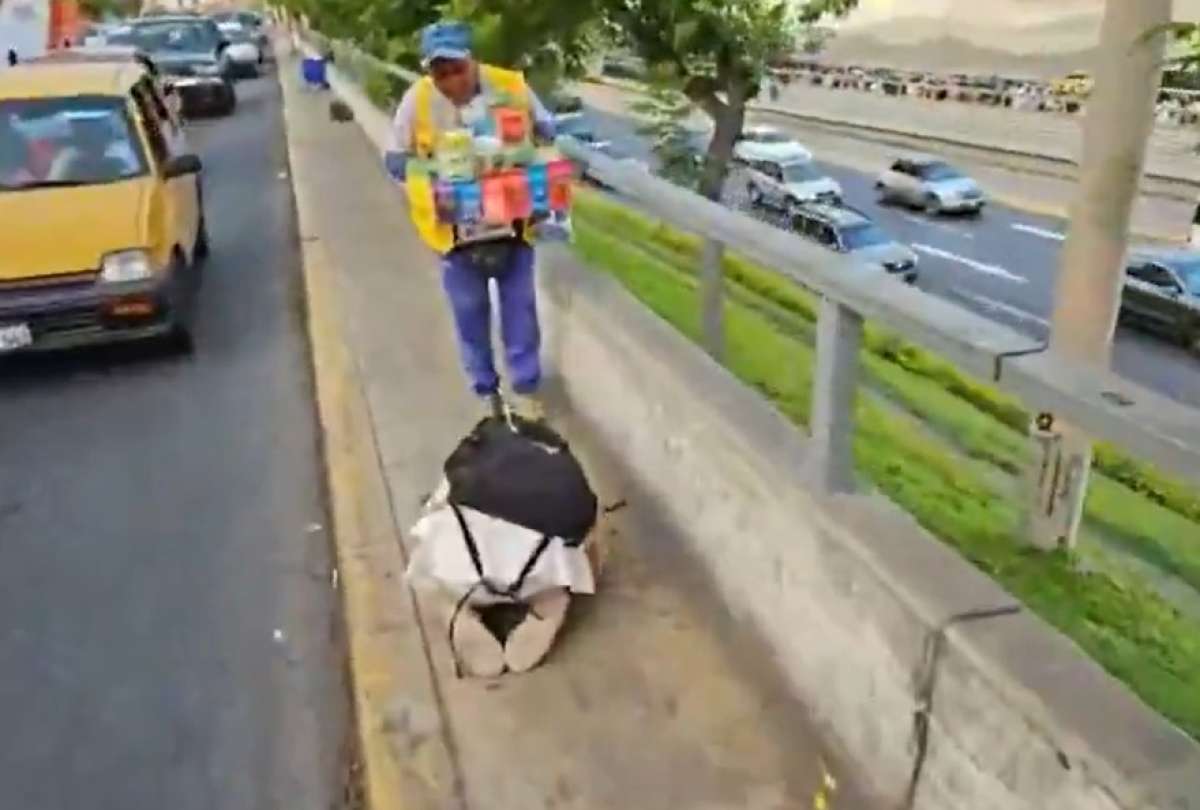 La streamer japonesa Nanatty se volvi&oacute; viral tras arrodillarse ante un comerciante en Lima. Esto luego de un mal entendido.