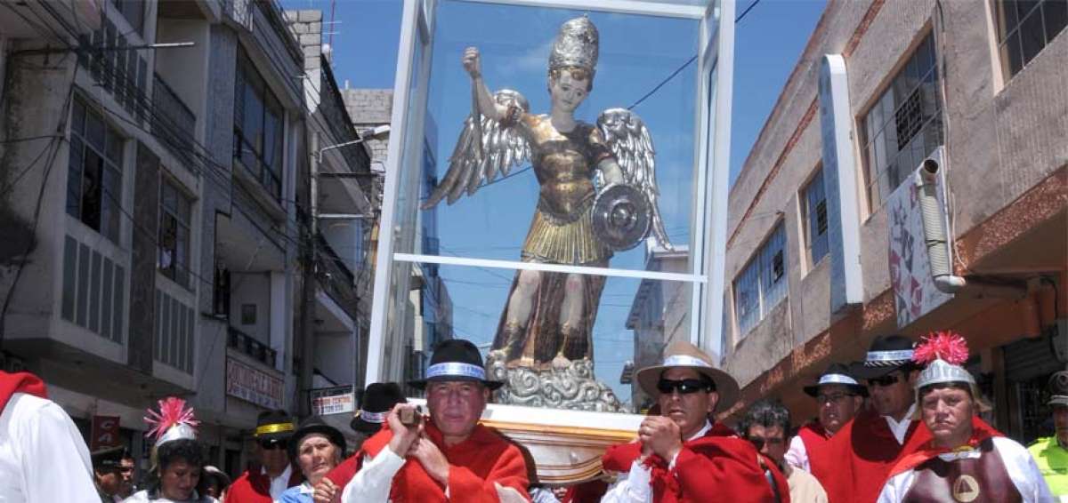 Los priostes y &lsquo;jochantes&rsquo; se turnan para cargar en andas la imagen del arc&aacute;ngel por las calles c&eacute;ntricas. 