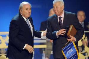 El presidente de la FIFA Joseph Blatter (izq.) durante un acto de la entidad. FOTO: AFP